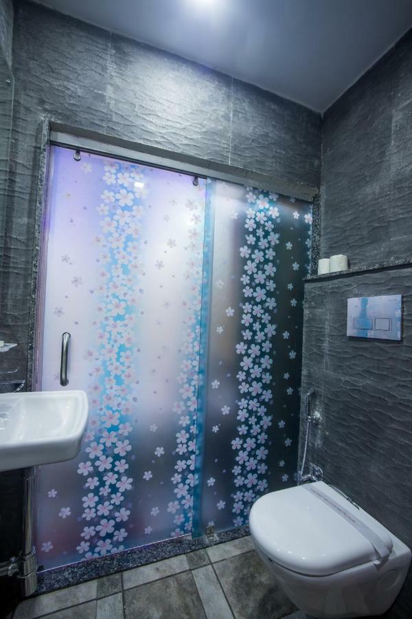 Hotel Harsha International New Delhi Bagian luar foto