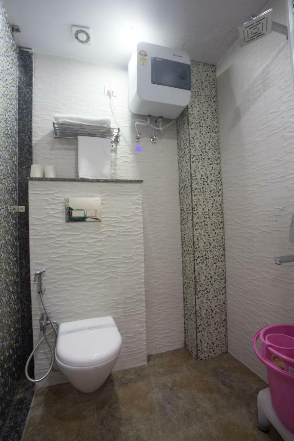 Hotel Harsha International New Delhi Bagian luar foto
