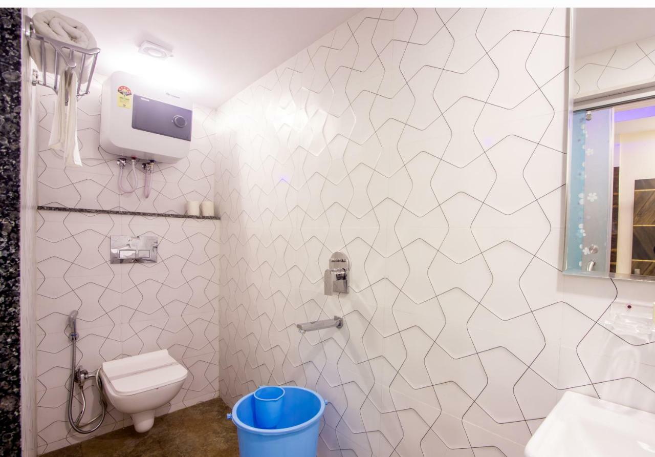 Hotel Harsha International New Delhi Bagian luar foto