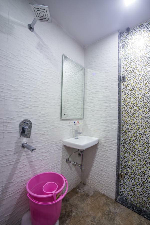 Hotel Harsha International New Delhi Bagian luar foto