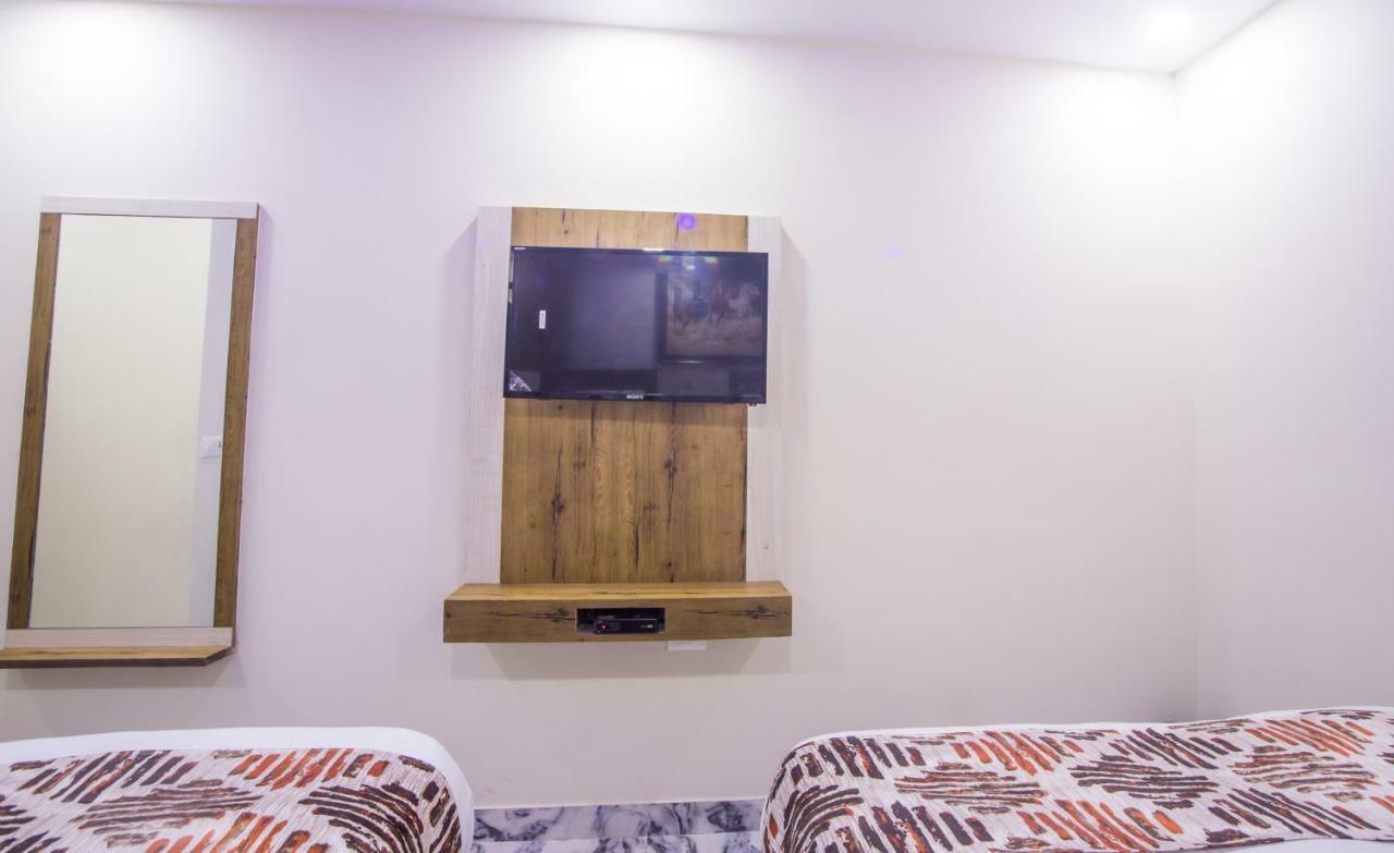 Hotel Harsha International New Delhi Bagian luar foto