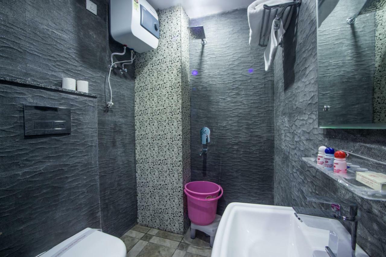Hotel Harsha International New Delhi Bagian luar foto